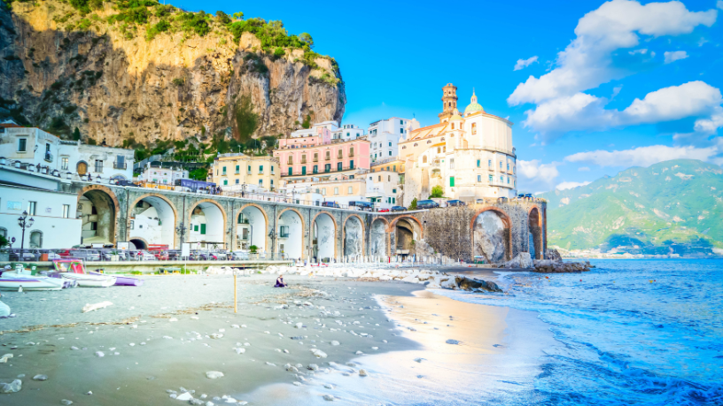 Das águas cristalinas do sul às costas icônicas do norte, Alberto Toshio Murakami apresenta as praias da Itália que merecem entrar no seu roteiro e quando visitá-las.
