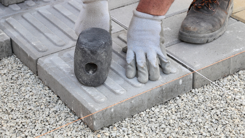 Entenda com Valderci Malagosini Machado por que a areia adequada na junta do paver garante estabilidade, prevenindo bambu e movimentações no piso.