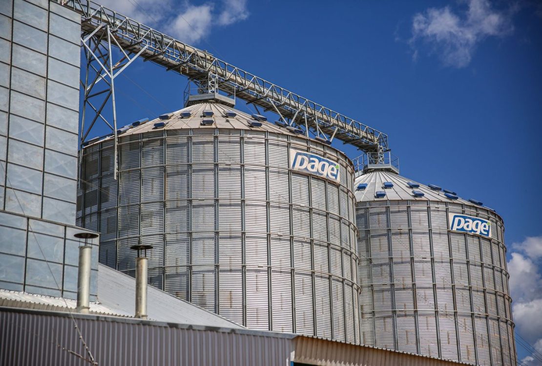 Silos industriais de grãos em Paragominas, no Pará, sob céu azul.