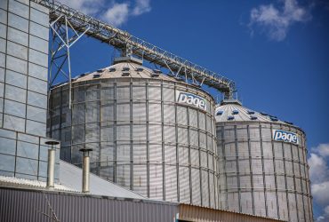 Silos industriais de grãos em Paragominas, no Pará, sob céu azul.